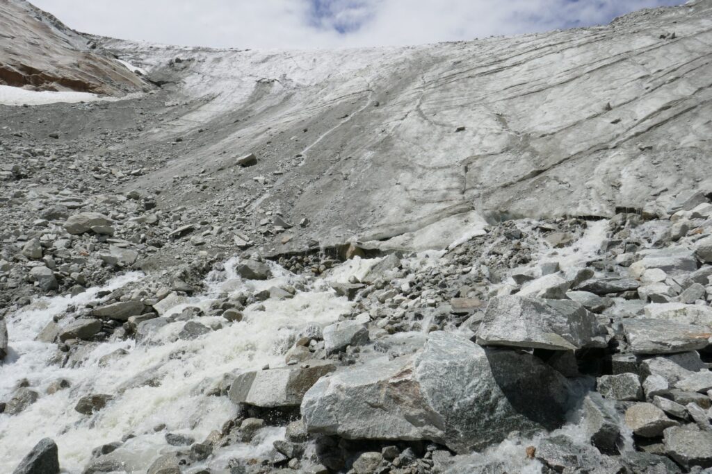 07.07.2017: Der Beginn des Bächlisbachs BE (b-glaciaire, also ein glaziales Abflussregime. Dieses Regime ist typisch für Gebiete mit einer signifikanten Gletscherbedeckung von mindestens 15-20% des Einzugsgebietes).