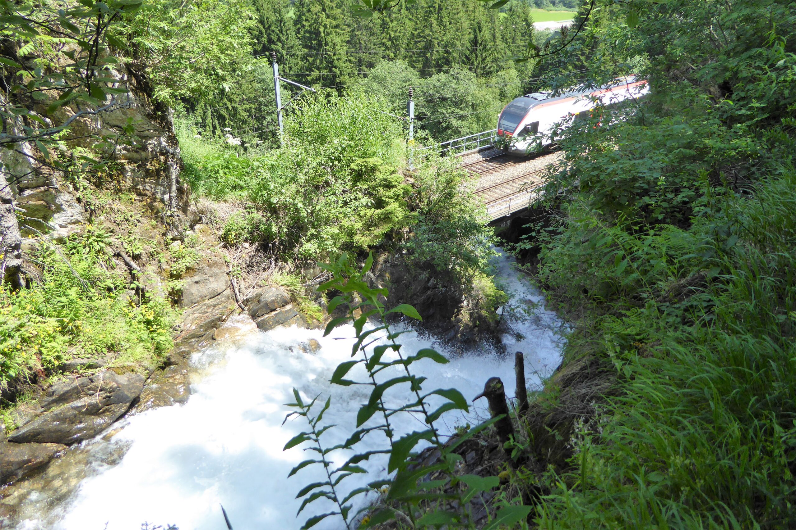 27.06.2029: Calcascia TI, Der Bach unterquert bei Stalvedro die Gotthardbahnlinie