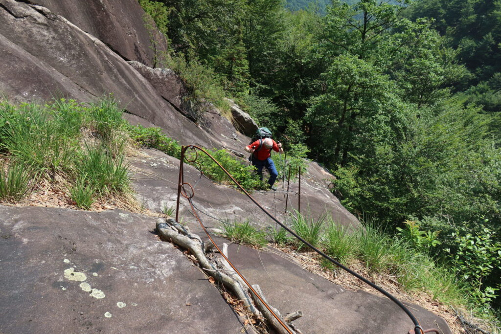 10.06.2025: Ri di Cansgell TI, vor 400 Jahren in den Felsen gehackte Tritte (Tacche) erleichtern den Aufstieg über diesen Plattenschuss (T3)