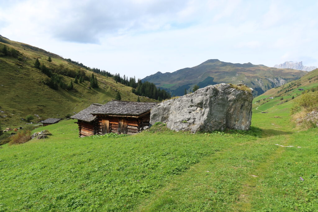 13.09.2025: Am Gafierbach GR: Die zwei 
Scheunen unter dem Sunnistafel sind gut vor Lawinen geschützt