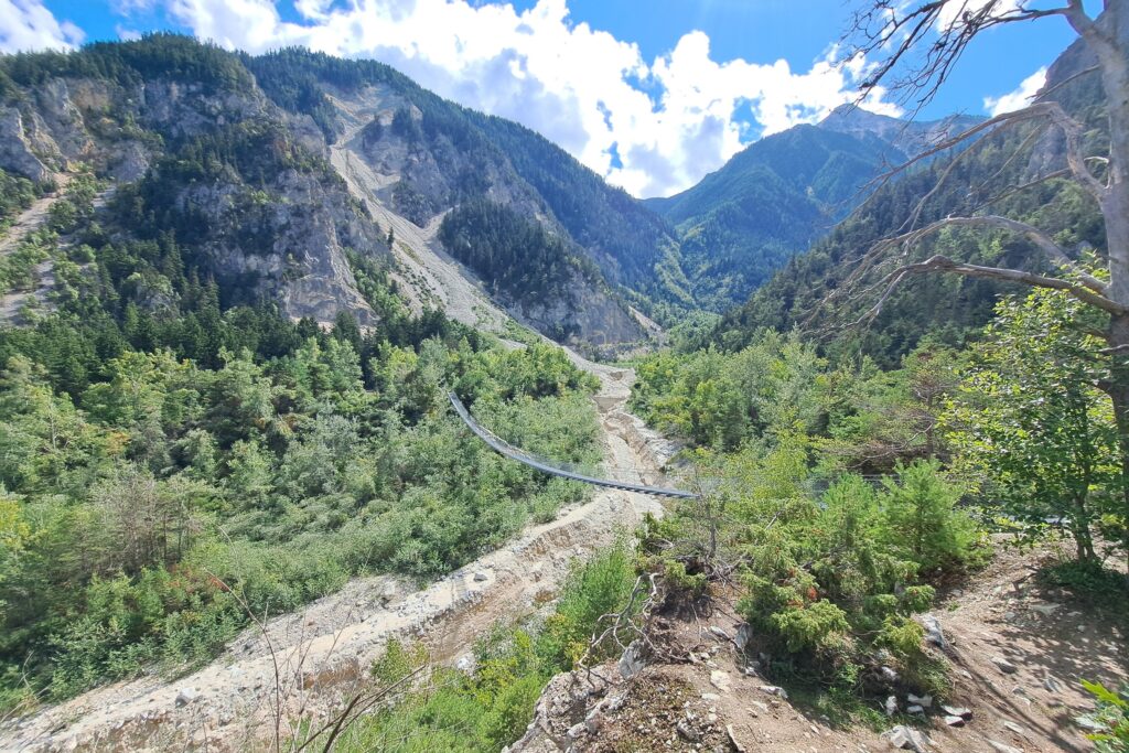 05.09.2025: Illbach VS. Die sogenannte Bhutanhängebrücke von 2005 über den Illgraben