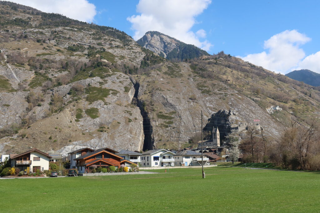 28.03.2025, genau hinter dem Dorf Niedergesteln VS tritt der Jolibach aus seinem tiefen Canyon