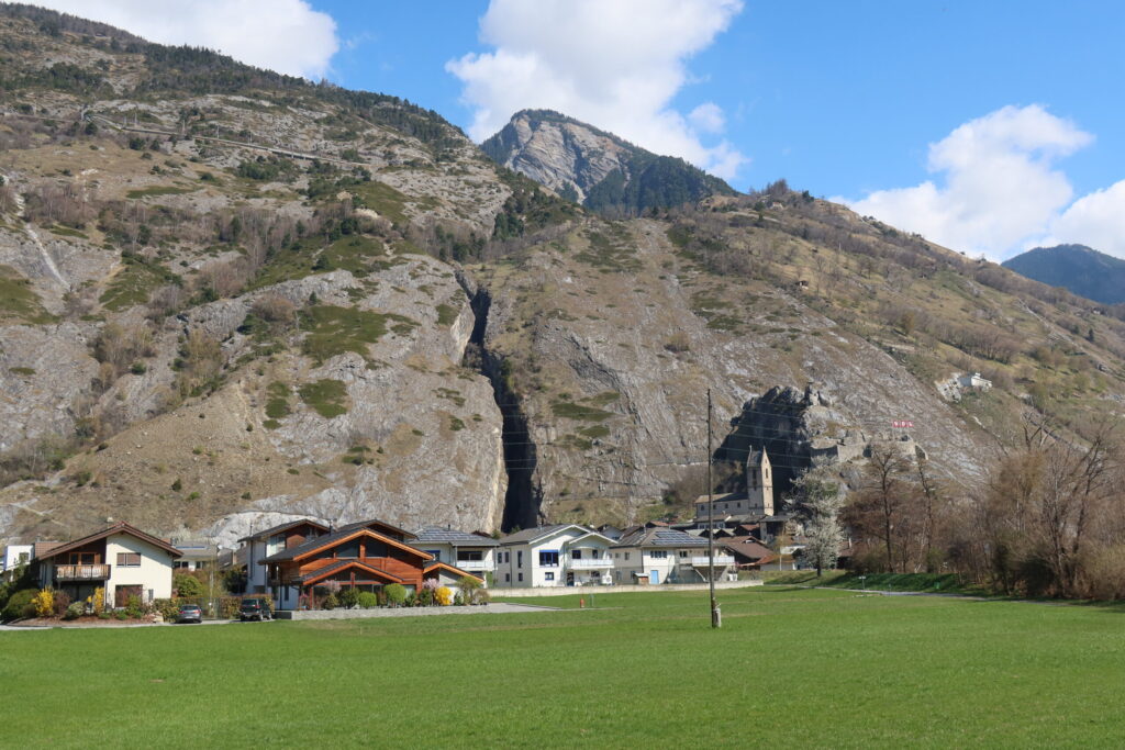 28.03.2025: der Jolibach tritt genau hinter dem Dorf NIdergesteln VS aus seinem tiefen Canyon