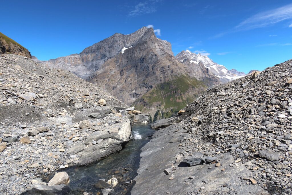 31.08.2025: der Beginn des wichtigsten Quellbachs des Leitibachs BE auf 2345 m ü. M. Auf der anderen Seite des 850 m tiefen Gasteretals, das Doldenhorn, 3639 m ü. M.