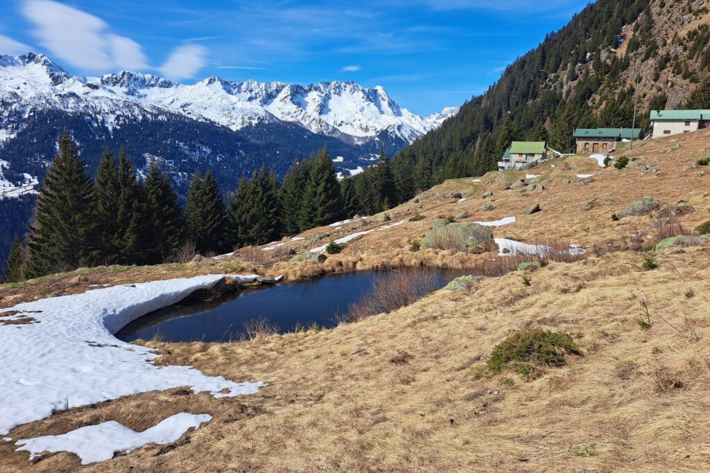10.04.2025: Ri di Morenca, Ich bin schon wieder auf dem Abstieg. Kleiner Wasservorrat in einem künstlichen Becken auf Sciuéi