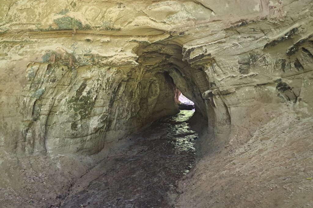 13.06.2025: ein kleiner Seitenbach des Mutzbachs BE durchquert einen natürlichen Tunnel