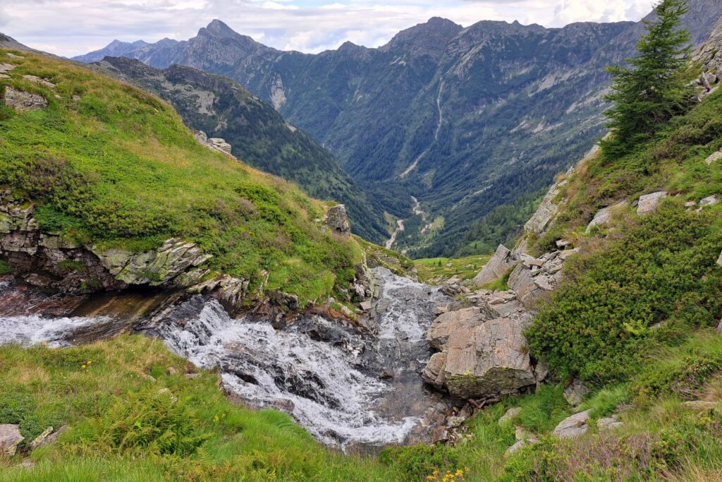 25.07.2025: Der Torrente Osola TI, etwa 80 Meter Distanz unter seinem "offiziellen" Beginn auf ca. 2115 m ü. M., oberhalb eines ersten Steilabsturzes