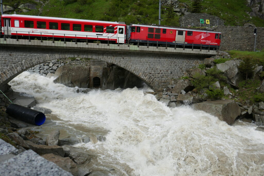 11.05.2019_ Die Schöllenen UR mit Hochwasser. Die Reuss weist hier ein b-glacio-nivales Abflussregime auf. Das heisst, der Abfluss wird von der Gletscher- und Schneeschmelze dominiert.