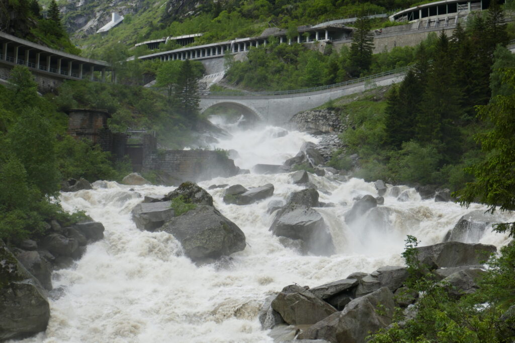 11.05.2019: Die Schöllenen UR mit Hochwasser. Die Reuss weist hier ein b-glacio-nivales Abflussregime auf. Das heisst, der Abfluss wird von der Gletscher- und Schneeschmelze dominiert.