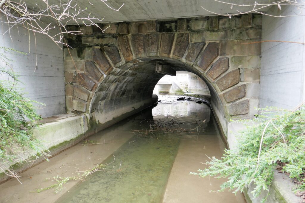 17.03.2018: Schäflibach, Dietikon ZH.  
Die älteste SBB-Brücke, die noch in Betrieb ist stammt von 
1847, sie ist nur noch vom Bachbett aus sichtbar