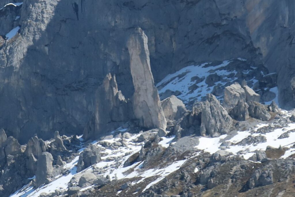 02.05.2025: Schanielabach GR, der 90 m hohe Schjienzan, 2371 m ü. M.