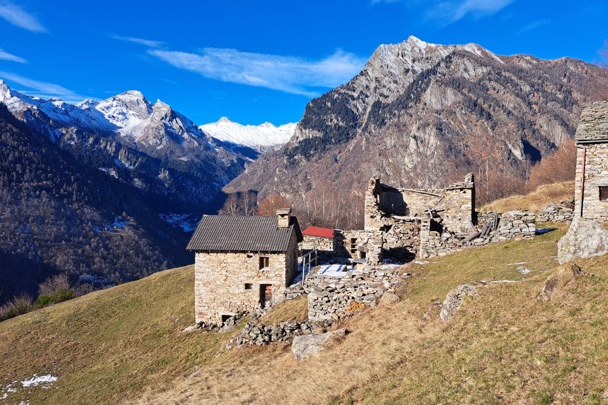 Weitere Rusticis auf Agrell di Fuori. Blick ins Valle di Peccia und gegen das Cristallinagebiet