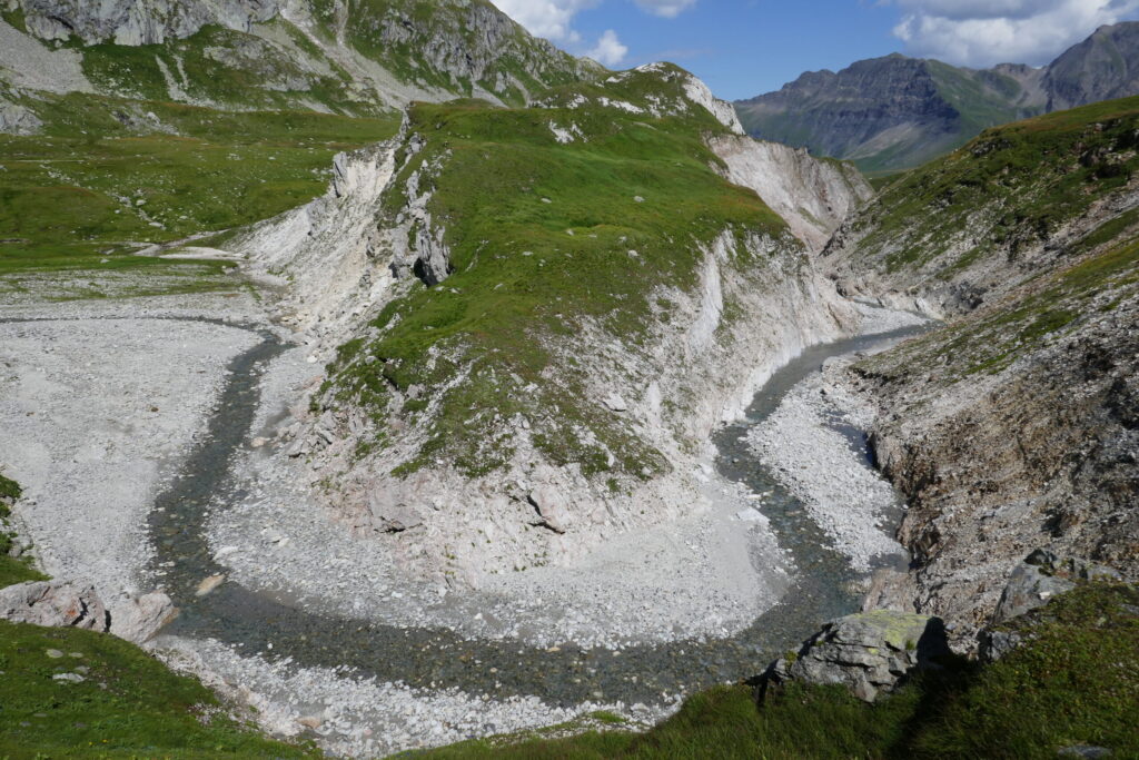 26.08.2019: Der Rein da Sumvitg GR hat sich seinen Weg tief in die Rauhwacke eingefressen (das b-glacio-nivale Abflussregime entspricht jenem der Reuss in ihrem Oberlauf)