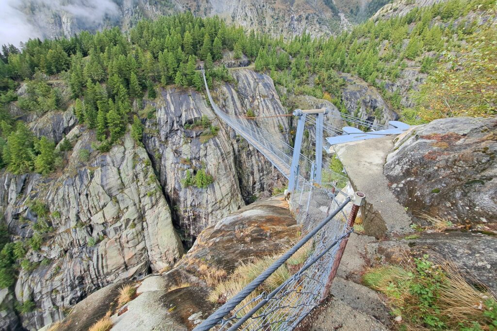 25.09.2025,, Wysswasser VS: Die eindrückliche Hängebrücke über den Canyon des Wysswassers in der Übersicht