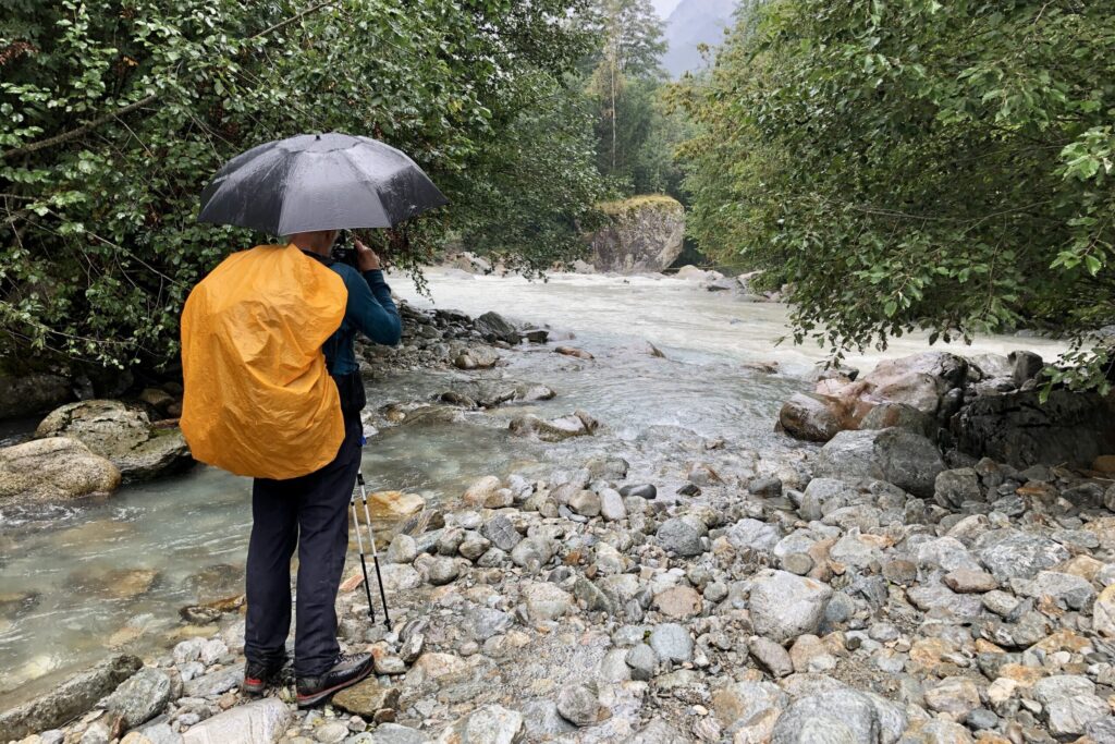 27.08.2025: Der Autor fotografiert die Mündung des Triftwassers von orographisch links in das Gadmerwasser (Bild Jürg Schlegel, Olten)
