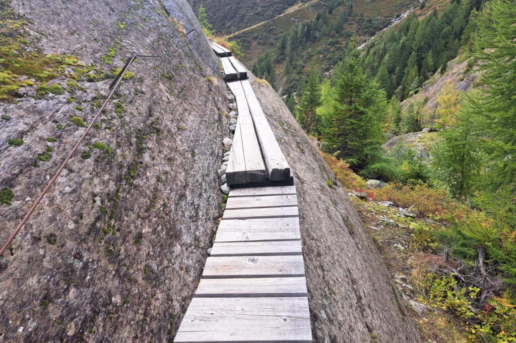 25.09.2025: Wysswasser, originelle Steg, der auf Armierungseisen aufgeständert ist
