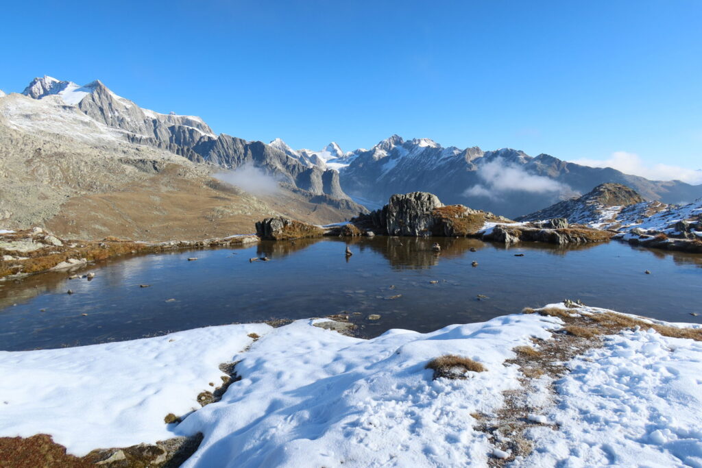 02.10.2025: Seebach, Blick über den winzigen Tällisee gegen das Oberaarhorn und ganz links das Grosse Wannenhorn
